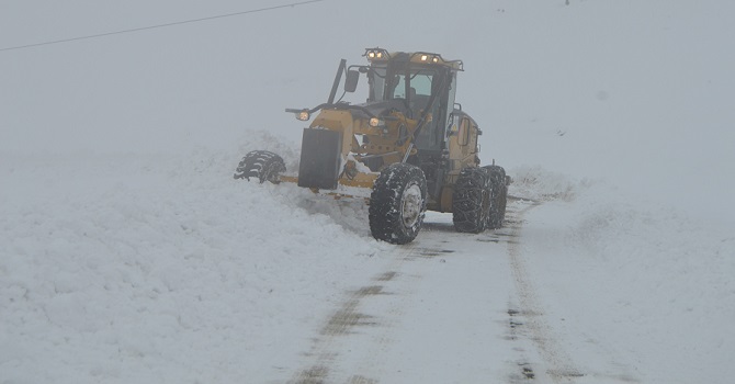 Hakkari'de 61 köy, 112 mezra yolu ulaşıma kapandı