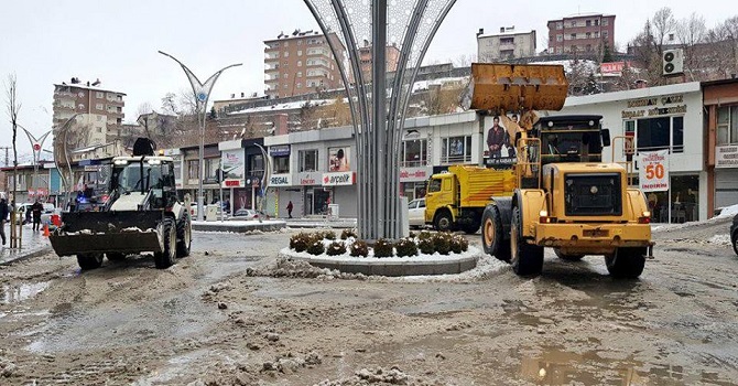 Hakkari ve Yüksekova'da karla mücadele çalışması