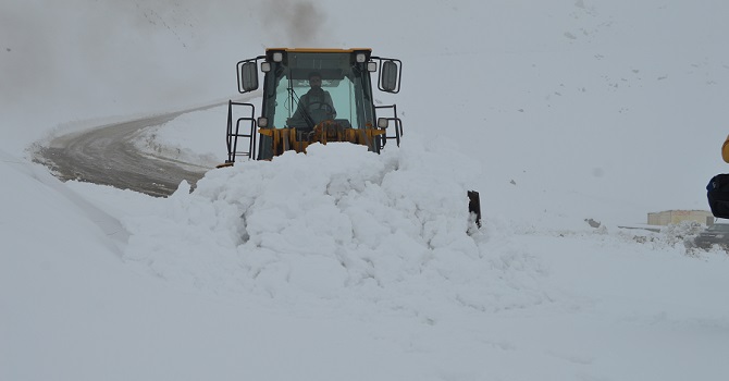Hakkari'de 5 köy ile 8 mezra yolu kapalı