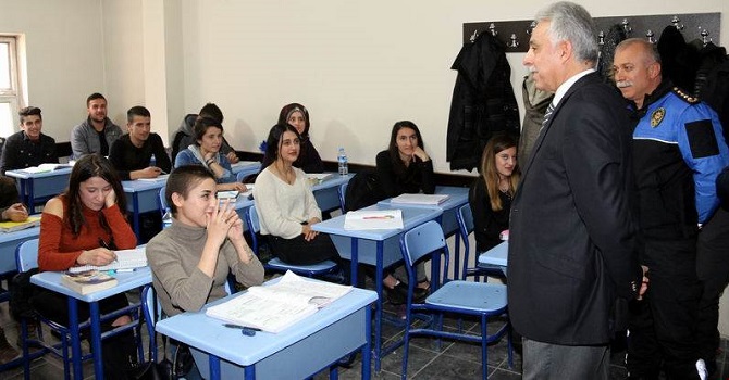 Vali Toprak'tan Destekleme ve Yetiştirme kurs merkezine ziyaret