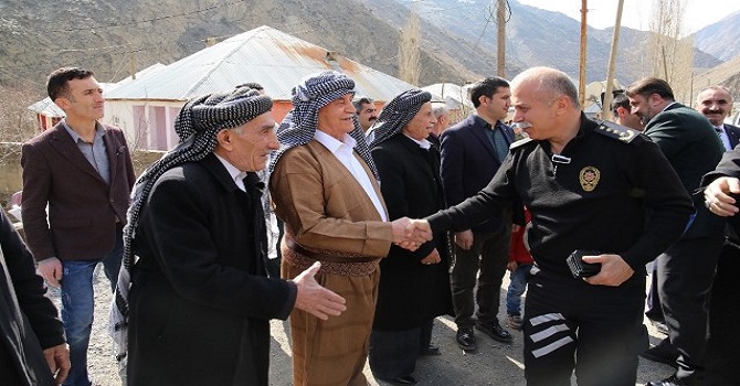 Hakkari Emniyetinden Öğrencilere Bot ve Mont yardımı