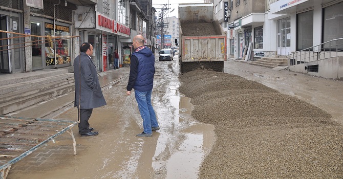 Çamur Deryasına dönen Yüksekova yolları stabilize ediliyor