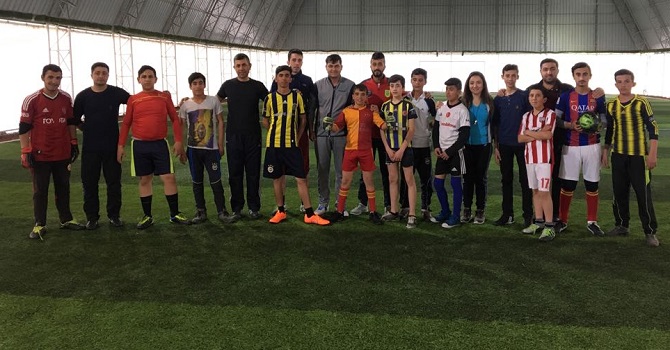 Hakkarili Öğrenciler Polislerle Halı Saha Maçı Yaptı