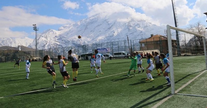 Hakkarigücü Spor Kadın Futbol Takımı Gaziantep ALG Spor’a 3-2 yenildi