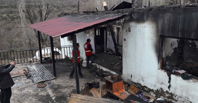 Hakkari Kızılay'ından Çukurcalı aileye yardım eli