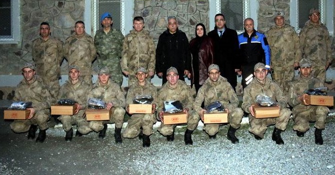 Hakkari'deki askerlere giyim desteği