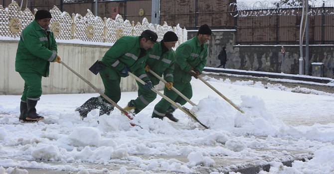 Hakkari’de 34 köy 78 mezra yolu ulaşıma kapandı