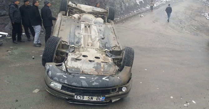 Hakkari'de kaza: Kayganlaşan yolda ters yattı