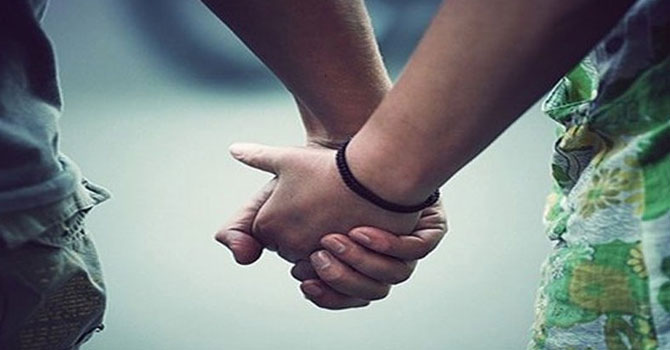 El ele tutuşmak acıyı azaltıyor