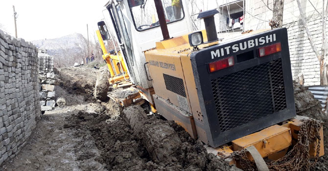 Hakkari'de iş makinesi çamura saplandı