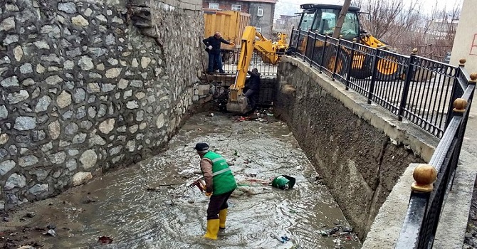 Hakkâri Belediyesi ekipleri Sekaf Deresini temizledi