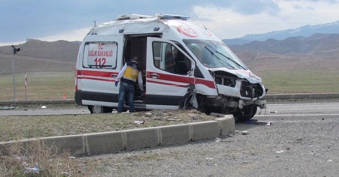 Ambulans kaza yaptı: 2 ölü, 6 yaralı