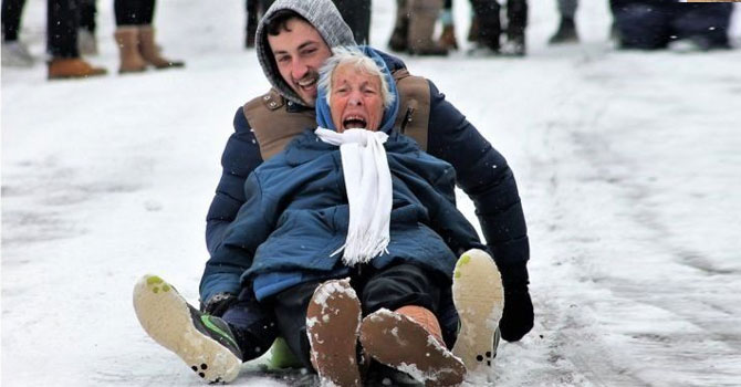 86 yaşındaki ninenin kızak keyfi viral oldu