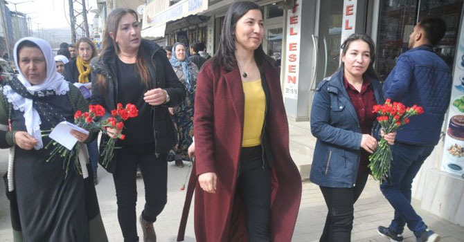 Yüksekova’da kadınlar karanfil dağıttı