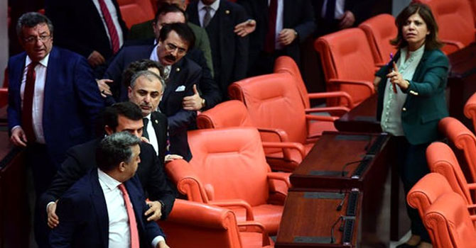 Meclis'te AK Parti ve HDP vekilleri arasında kavga çıktı