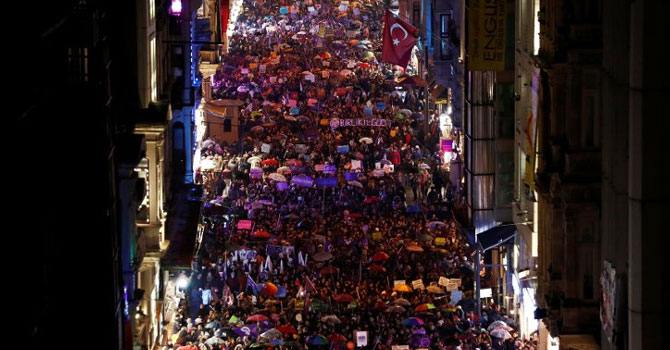 İstanbul'da binlerce kadın 8 Mart yürüyüşüne katıldı