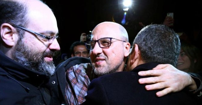 Ahmet Şık ve Murat Sabuncu tahliye edildi