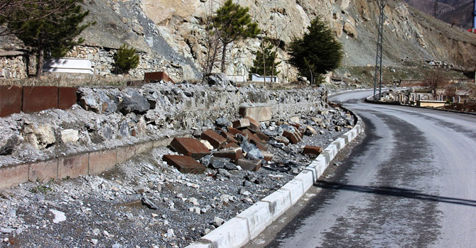 Hakkâri’de Mezarlık duvarları onarılmayı bekliyor