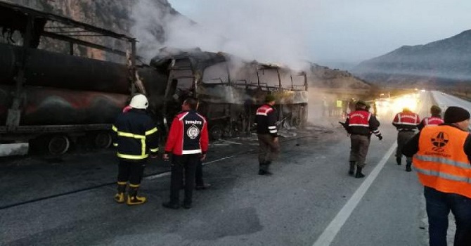 Yolcu otobüsü, park halindeki TIR'a çarptı: 10 ölü, 18 yaralı