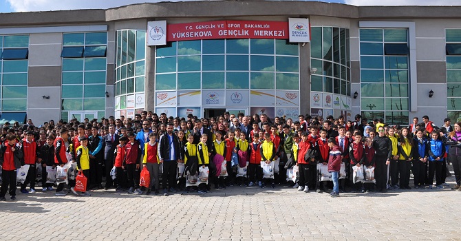 Yüksekova 'da 2 bin 500 öğrenciye spor malzemesi dağıtıldı