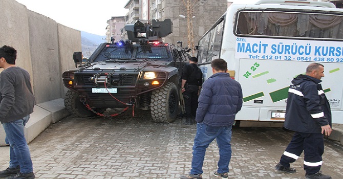 Şemdinli'de askeri araç minibüsle çarpıştı: 2 yaralı