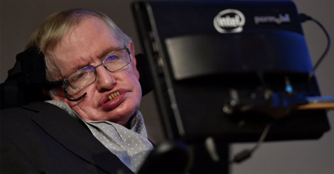 Stephen Hawking hayatını kaybetti