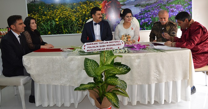 Hakkari il Emniyet müdürü Dilberoğlu, Polis memurun nikah şahidi oldu