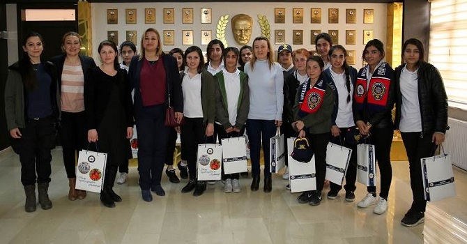 Toprak, Hakkarili öğrencilerin hayalini gerçekleştirdi