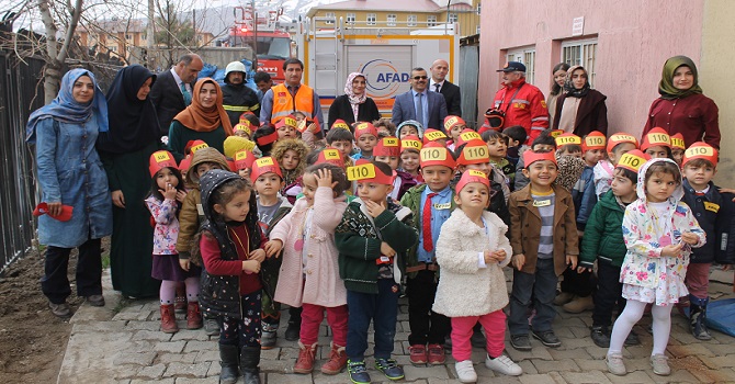 Hakkari'de minik öğrencilere yangın tatbikatı