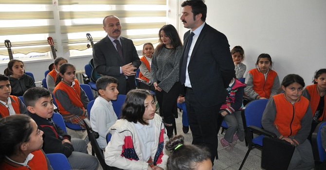 Kaymakam Kaşıkçı Yüksekova'daki okulları ziyaret etti