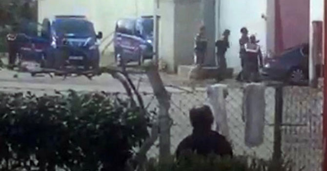 Cezaevine alınmayınca, otomobiliyle kapıya çarparak girdi