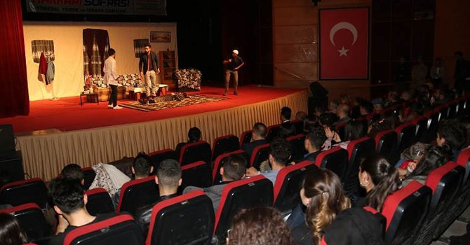 Hakkari'de 'Dokuz Canlı' Tiyatro oyunu sahnelendi