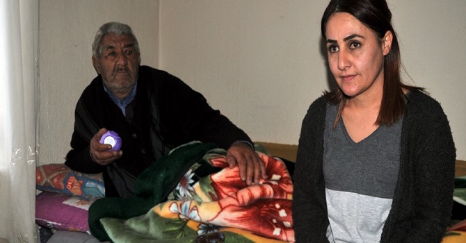 Yüksekova'da köyün elektrikleri kesilince hastalar zor durumda kaldı