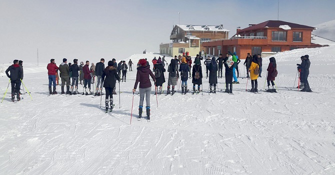 Hakkari Üniversitesinden öğrencilere Kayak eğitimi