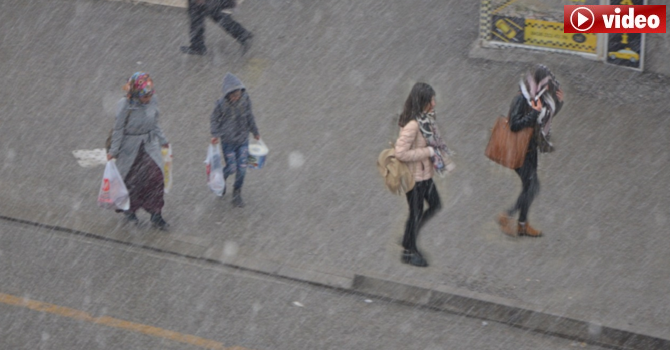 Hakkari’de yağmur ve dolu etkili oldu