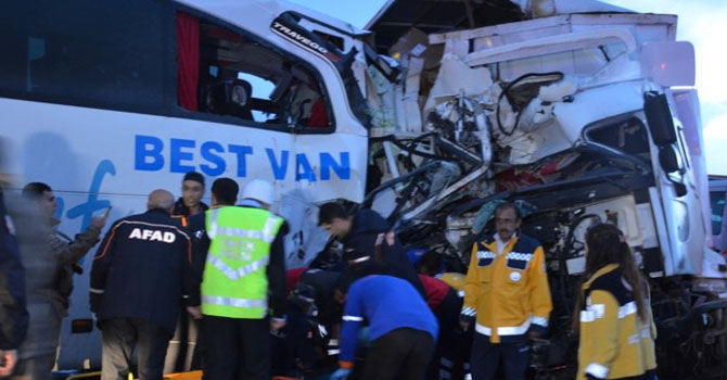 Kamyonla yolcu otobüsü çarpıştı: 1 ölü, 40 yaralı
