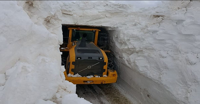 Yüksekova'da Kar Kütlesinin Boyu, İş Makinesini Aştı