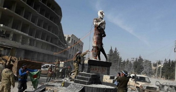 Afrin'e giren ÖSO Demirci Kawa'nın heykelini yıktı
