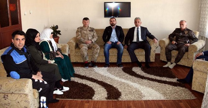 Vali Toprak, şehit ailelerini evlerinde ziyaret etti