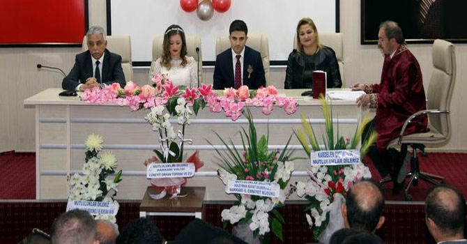 Vali Toprak Yar ve Akpınar çiftinin nikah şahitliğini yaptı