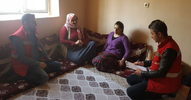 Hakkari ASP yetkilileri Çukurca'da ev ziyaretinde