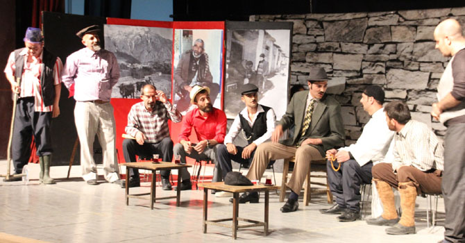 Hakkari'de "Asfalt 30" adlı tiyatro oyunu sahnelendi