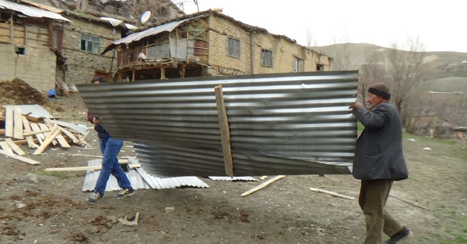 Hakkari'de fırtına çatıları uçurdu: 1 kişi yaralandı