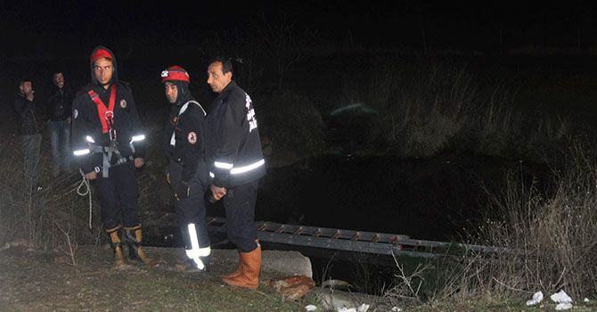 Otomobil gölete uçtu: 5 kişi ölü