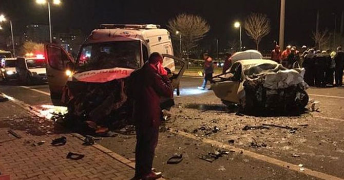 Otomobil ambulansla çarpıştı: 6 ölü