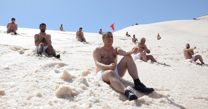 Aydın Aydın Hakkari'de kar banyosu yaptı