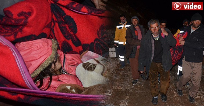 Yüksekova'da Hasta çocuk, battaniye ile 3 kilometre taşınarak ambulansa ulaştırıldı