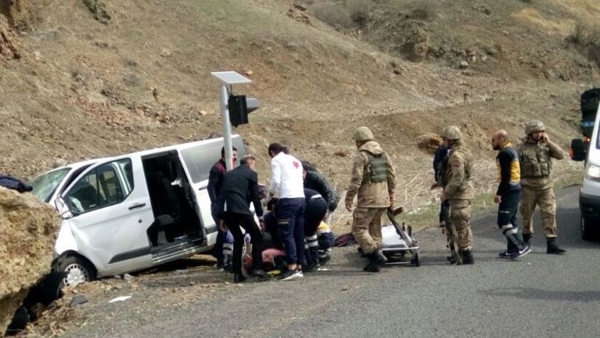 Mahkumun taşındığı cezaevi aracı kayaya çarptı: 5'i asker 7 yaralı