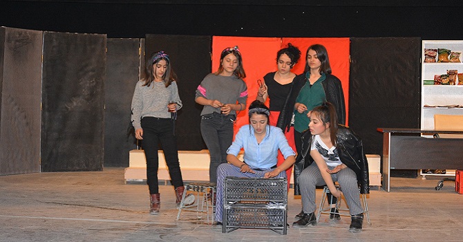 "Tersine Dünya"' tiyatro oyununa davet!