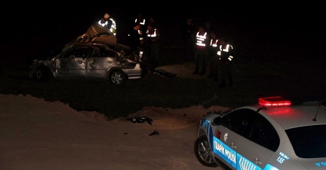 Polis ve askerlerin bulunduğu otomobil şarampole yuvarlandı